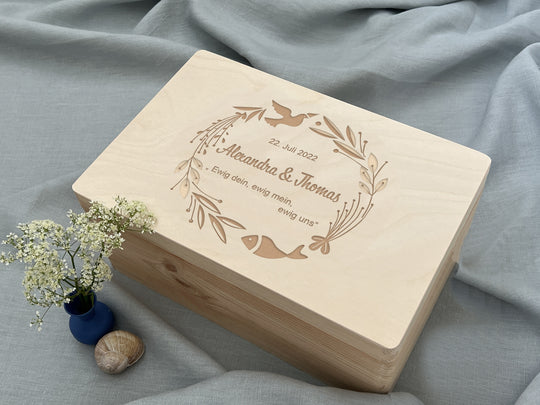 Blumenkranz | Erinnerungskiste Hochzeit | Personalisierte Erinnerungsbox aus Holz | Geschenk zur Hochzeit, zum Jahrestag, Verlobung, Hochzeitsfeier, Polterabend