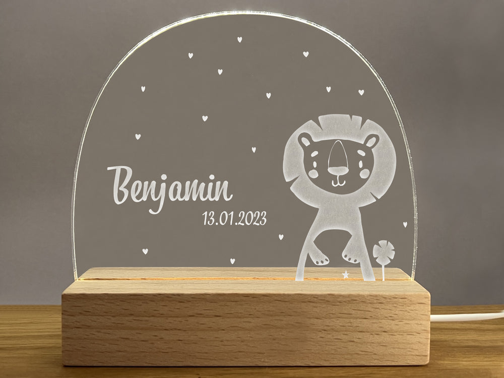Personalisierte Nachttischlampe Löwe aus Acryl im Holzständer