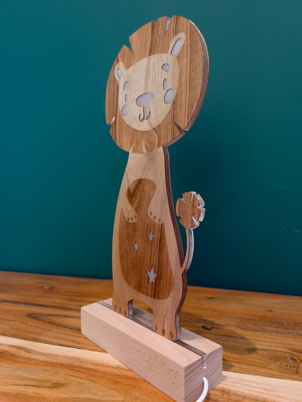 Personalisierte Nachttischlampe Löwe aus Holz mit Acrylkern im Holzständer