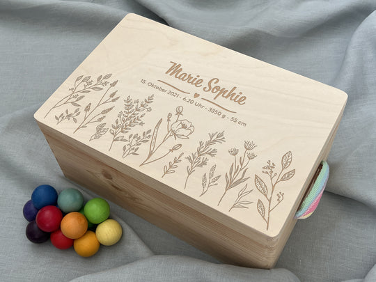 Blumenwiese mit Herz | Erinnerungskiste Baby | Personalisierte Erinnerungsbox aus Holz | Geschenk Geburt, Taufe, Schwangerschaft, Babyparty, Kommunion