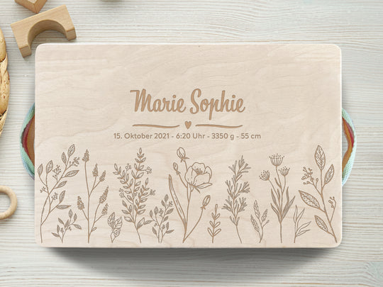 Blumenwiese mit Herz | Erinnerungskiste Baby | Personalisierte Erinnerungsbox aus Holz | Geschenk Geburt, Taufe, Schwangerschaft, Babyparty, Kommunion