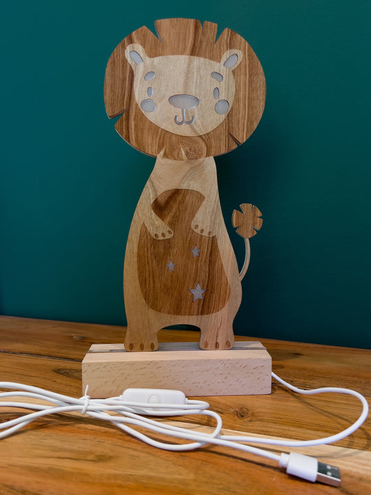 Personalisierte Nachttischlampe Löwe aus Holz mit Acrylkern im Holzständer