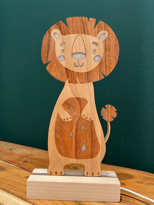 Personalisierte Nachttischlampe Löwe aus Holz mit Acrylkern im Holzständer