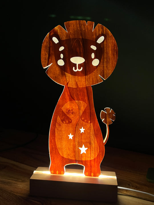 Personalisierte Nachttischlampe Löwe aus Holz mit Acrylkern im Holzständer