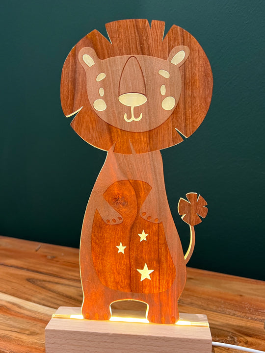 Personalisierte Nachttischlampe Löwe aus Holz mit Acrylkern im Holzständer