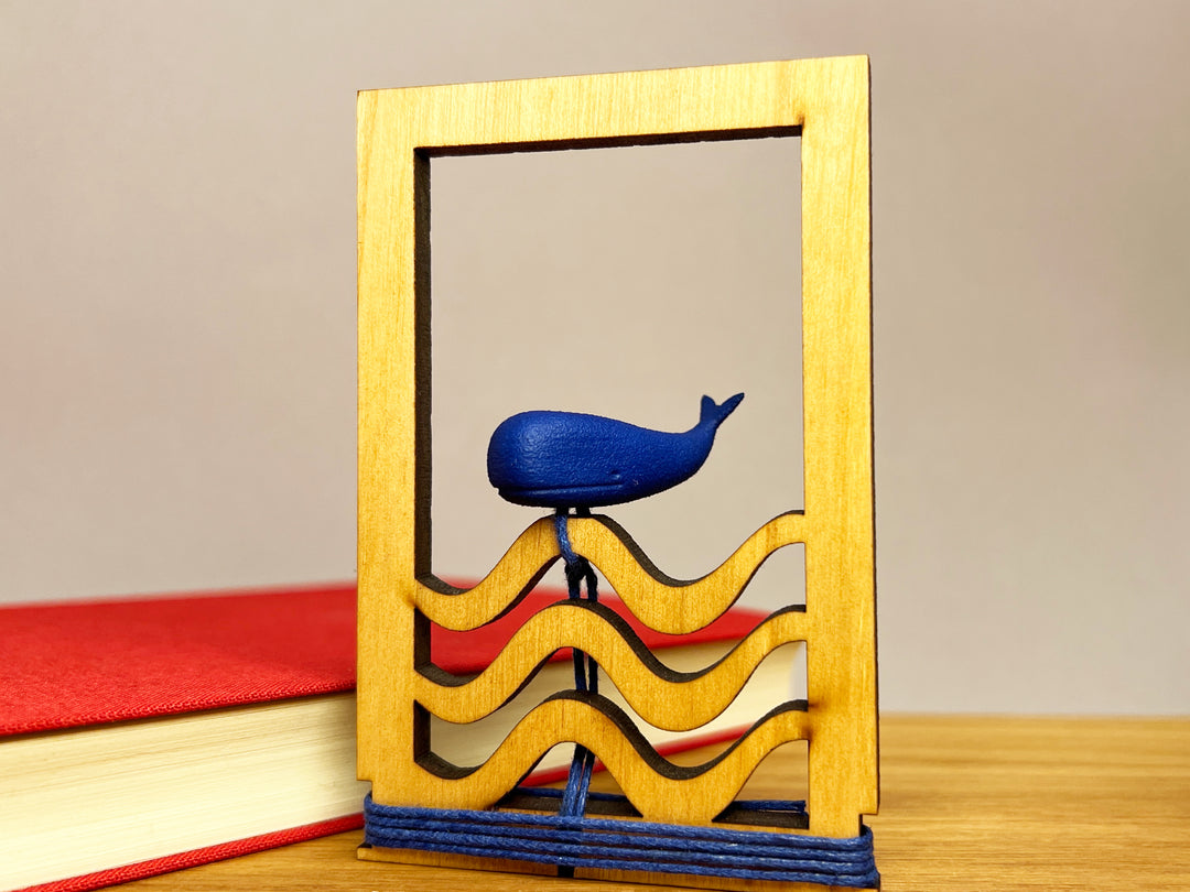 Lesezeichen Motiv Wal mit Holzständer Weihnachtsgeschenk Wichtelgeschenk Edles Mitbringsel